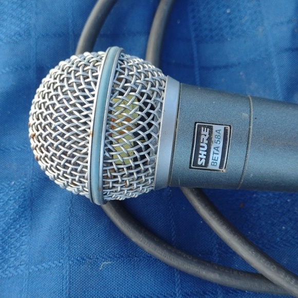Shure Dynamic Black Wired Microphone - Picture 2 of 3